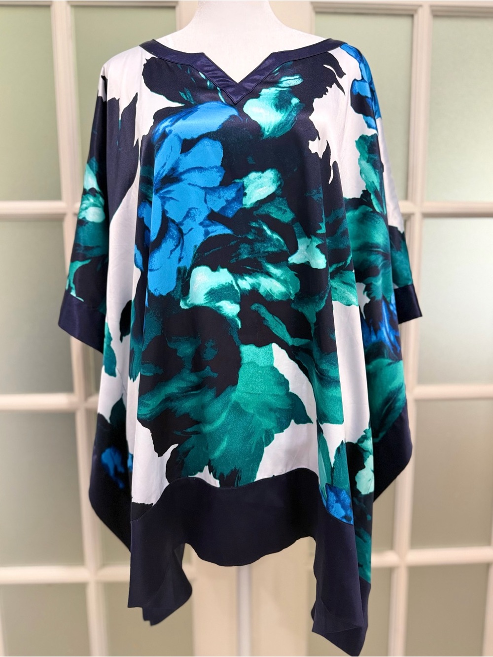 Peter Nygard Women’s Floral V-Neck Tunic Top in Teal & Blue
